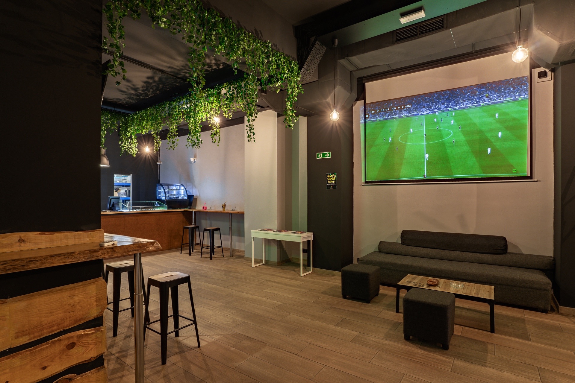 Большой экран для просмотра футбола  в кофешопе Nectar